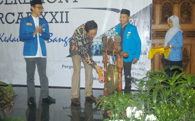 Bupati Ponorogo Drs Ipong Muchlissoni menabuh gong tanda dimulainya Konkoorcab. foto: BANGSAONLINE