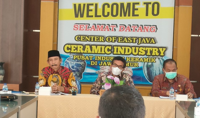 Anggota Komisi B DPRD Jatim melakukan kunker di Kota Malang untuk pengecekan kesiapan pelaku UMKM di Jatim memenuhi sertifikasi mutu dan halal. foto: DIDI ROSADI/BANGSAONLINE