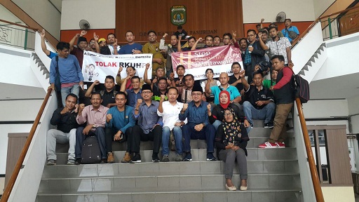 Wartawan foto bersama dengan anggota DPRD Pasuruan yang menerima aksi mereka.