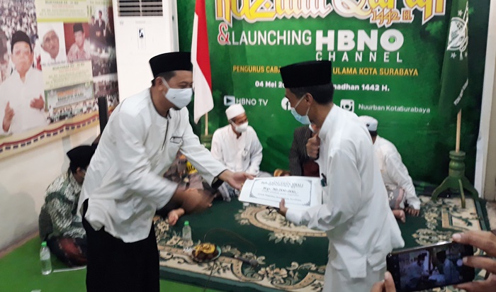 Aan Ainur Rofik, Staf Menpora RI menyerahkan bantuan pribadi Menpora untuk pengembangan dakwah NU Surabaya kepada Ketua PCNU Kota Surabaya, KH. Ahmad Muhibbin Zuhri. foto: DIDI ROSADI/ BANGSAONLINE