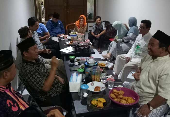 Relawan Khofifah-Emil di Lamongan saat menggelar rapat konsolidasi.