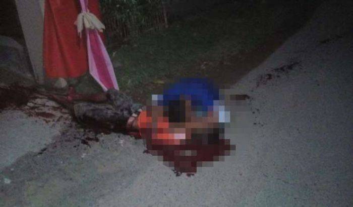 Pipit bersimpuh di jasad tubuh kakak kandungnya yang tewas.