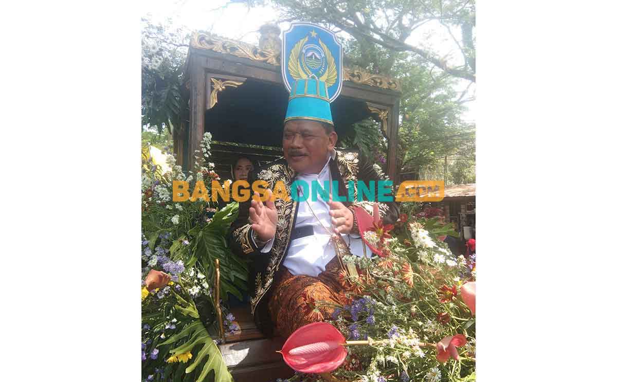 Bupati Nganjuk, Marhaen Djumadi, saat memeriahkan pawai budaya. Foto: BAMBANG DWI JULIANTO/BANGSAONLINE