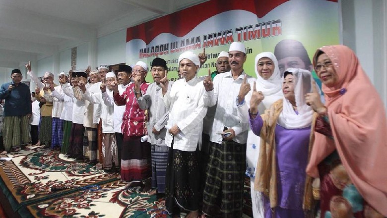 Khofifah Indar Parawansa tampak diantara ratusan kiai dan bu nyai pada acara halaqah di Aula Keluarga Dr KH Asep Saifuddin Chalim di Pacet Mojokerto Jawa Timur. Foto: dokumen amanatul ummah