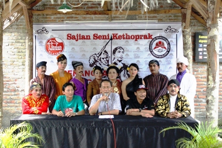 ?Ketua Panitia Pagelaran Ketoprak Relawan Jokowi-JK, Harri Pramono (depan tengah) saat mengadakan jumpa pers di Padepokan Budaya Omah Wayang "Paguyuban Manunggal Cipta", Klaten, Jateng, Selasa (24/6).foto:istimewa