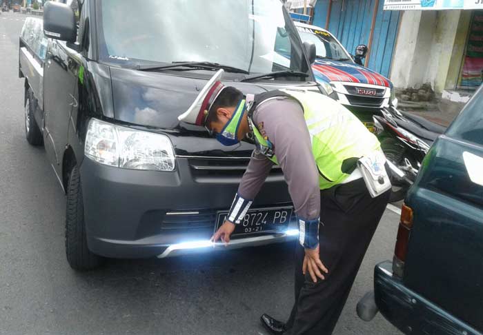 Satlantas Polres Blitar menindak kendaraan pribadi yang menggunakan sirine, strobo, dan rotator.  ?Petugas sedang menunjukkan strobo yang dipasang di salah satu kendaraan. 