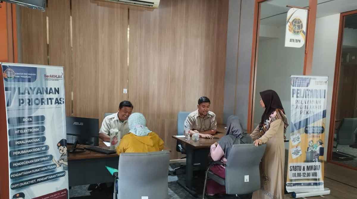 Penyerahan sertifikat yang dilakukan Kantah Kabupaten Pasuruan.