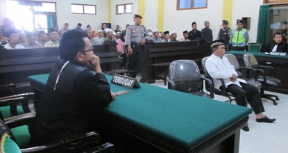 TEGANG – Kiai Masyrikan saat mendengarkan amar putusan yang dibacakan majelis hakim dalam sidang, Kamis (12/3) lalu. foto: agus/BangsaOnline.com
