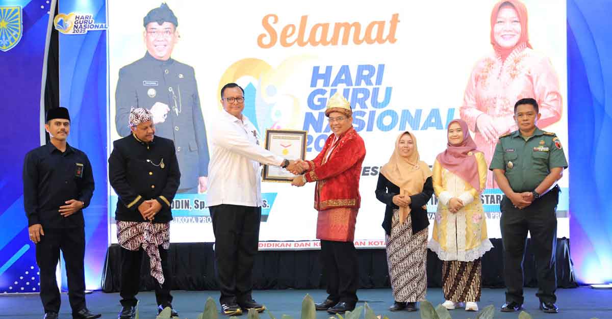 Direktur Marketing MURI, Awan Rahargo, menyerahkan penghargaan ke Wali Kota Probolinggo, Aminuddin.
