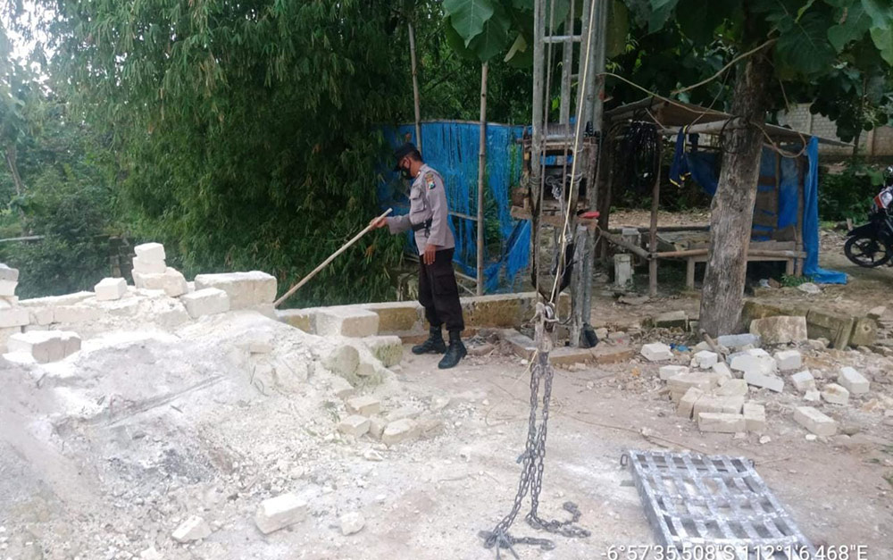 Petugas saat berada di tambang batu kumbung lokasi korban mengalami kecelakaan kerja. Tampak tumpukan batu kapur.