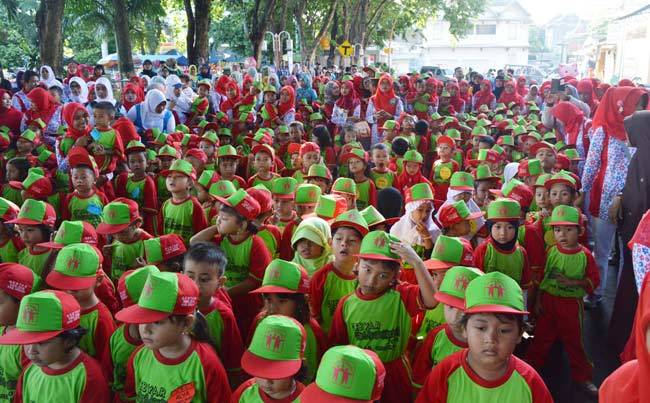 Anak PAUD se Kabupaten Gresik ketika peringati HAN 2016. foto: syuhud/ BANGSAONLINE