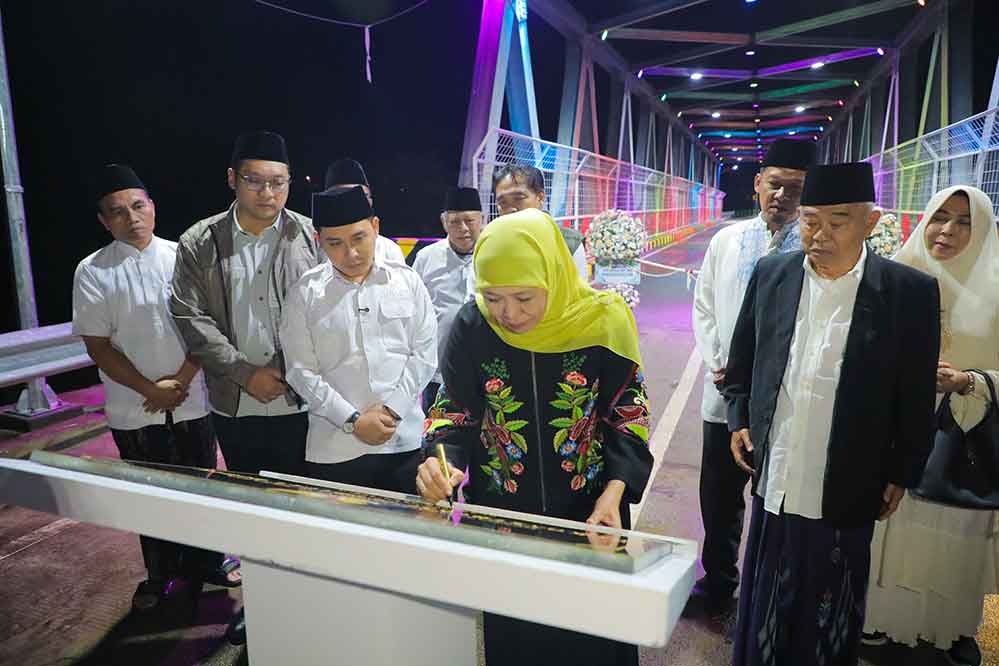 Gubernur Khofifah turut didampingi Pengasuh sekaligus pendiri PP Amanatul Ummah, Kiai Asep Saifuddin Chalim, dan Bupati Mojokerto Muhammad Al Barra (Gus Barra). (Ist)