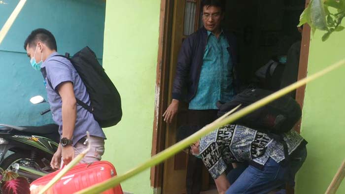Tim penyidik KPK RI, saat meninggalkan kediaman Zainudin, usai digeledahnya selama dua jam kurang lebih, Rabu (21/3). Foto: Iwan Irawan/BANGSAONLINE