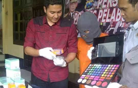AKP Aldy Sulaeman, Kasat Reskrim Polres Pelabuhan Tanjung Perak saat bersama tersangka dan barang bukti. (foto: rusmiyanto/BANGSAONLINE)