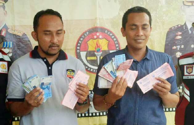 Kasat Reskrim AKP Hery Kuswanto saat beberkan Barang Bukti OTT Pungli karcis sapi pasar Margalela. foto: BAHRI/ BANGSAONLINE