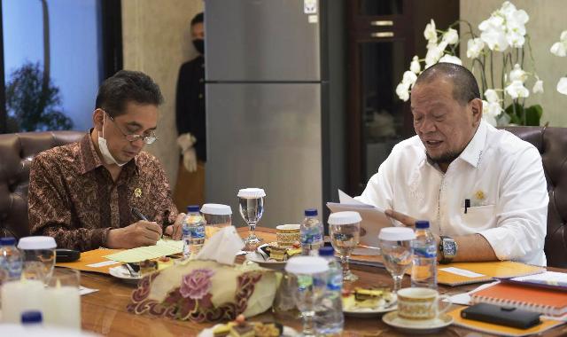 Ketua DPD RI AA LaNyalla Mahmud Mattalitti dalam rapat kerja dengan Menteri Perdagangan RI Agus Suparmanto, di rumah dinas Ketua DPD RI di Jalan Denpasar Raya, Jakarta, Kamis (18/6/2020) petang.