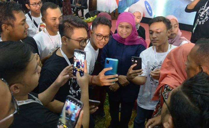 Gubernur Jawa Timur Khofifah Indar Parawansa foto bersama dengan para pegiat media sosial pada acara East Java Social Media Summit (EJSMS) 2019 yang mengambil tema ‘Jawa Timur Digital in Harmony’ pada Sabtu malam (14/12) di Gedung Negara Grahadi Surabaya. foto: istimewa/ bangsaonline