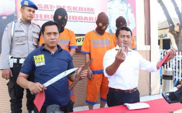 Petugas saat menunjukkan tersangka beserta barang bukti. foto: catur 