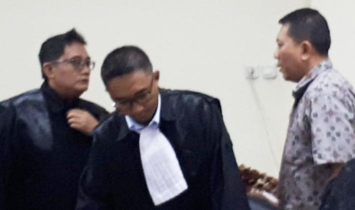 Hariyadi, S.H. (kiri) dan Sekda (kanan) ketika sidang di PN Tipikor Surabaya. foto: ist.