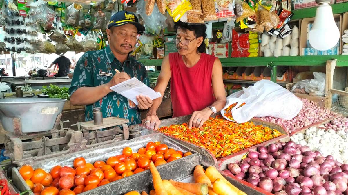 Petugas dari BPS Kota Kediri saat mengecek harga komoditi di pasar tradisional. Foto: Ist