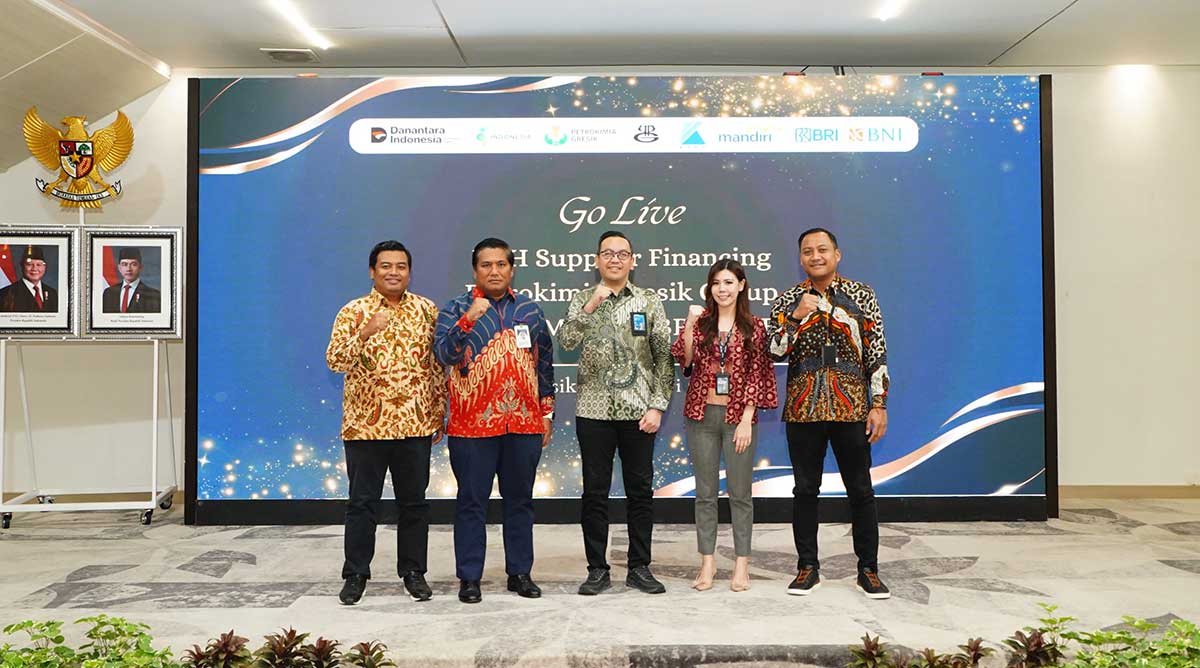 Direktur Keuangan dan Umum Petrokimia Gresik, Adityo Wibowo (tiga dari kanan), dalam digital SCF bersama Himbara. Foto: Ist