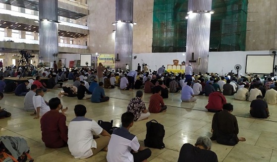 Suasana salat Jumat di Masjid Istiqlal tanpa karpet.