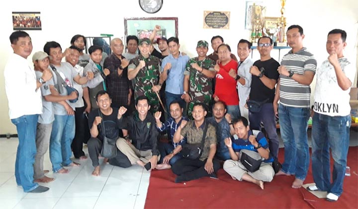 Komandan Kodim 0816 Sidoarjo Letkol Inf Muhamad Iswan Nusi bersama para wartawan se-Sidoarjo.