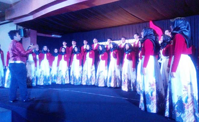 TARGETKAN JUARA: Smamda Voice menggelar konser untuk persiapan mengikuti kompetisi internasional di Thailand, di Aula Smamda, Jumat (2/9) sore. foto: MUSTAIN/ BANGSAONLINE.com