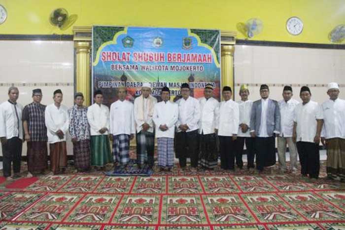 Wali Kota Mojokerto Mas’ud Rutin Jadi Imam Salat Subuh di Masjid Pulorejo