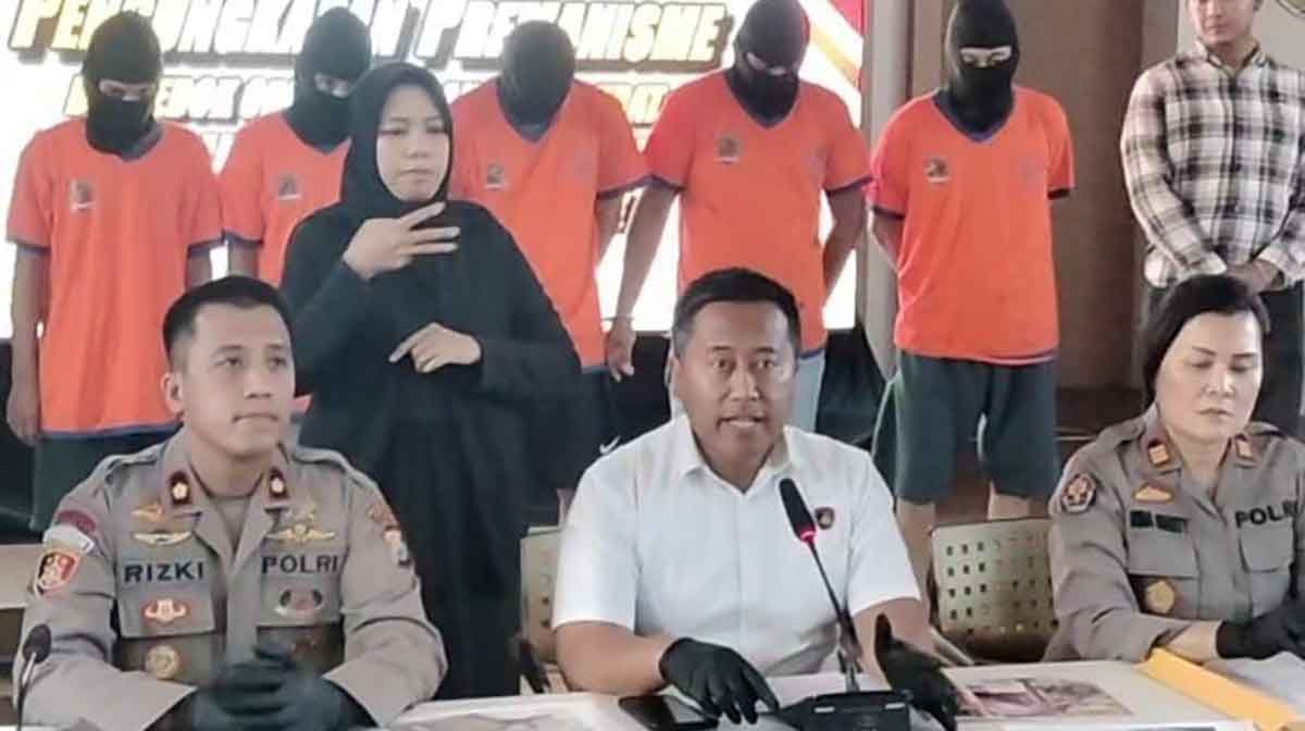 Konferensi pers terkait ungkap kasus premanisme di Mapolrestabes Surabaya.