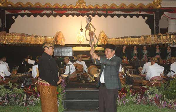 Hibur Warga, Pemkab Sidoarjo Suguhkan Wayang Kulit di Pendopo