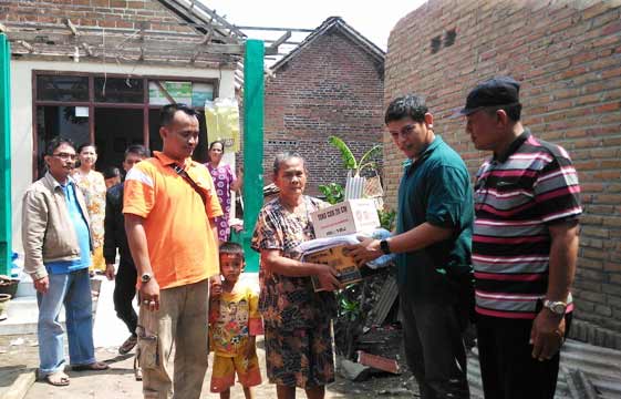 Wali Kota Kediri Abdullah Abu Bakar saat memberikan bantuan kepada korban terkena musibah puting beliung. foto: arif kurniawan/BANGSAONLINE