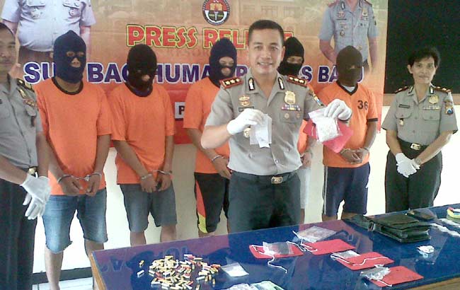 Kapolres Batu, AKBP Leonardus Simarmata didampingi Wakapolres Batu, Kompol Mudawaroh dan Kabag Humas Polres Batu, AKP Waluyo saat memamerkan barang bukti di Mapolres Kota Batu, Selasa (14/6).