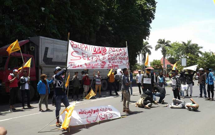 Puluhan mahasiswa dari PMII Situbondo saat menggelar aksi teatrikal