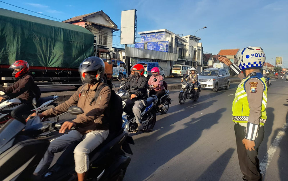 Petugas Satlantas Polres Gresik mengatur arus lalu lintas. foto: SYUHUD/ BANGSAONLINE