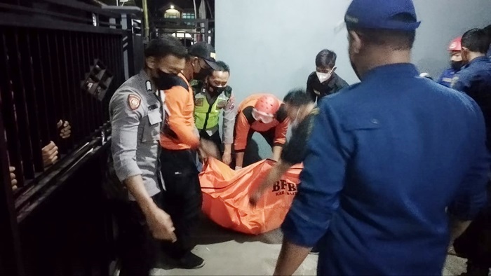 Jenazah korban usai dievakuasi oleh petugas BPBD Kabupaten Blitar.
