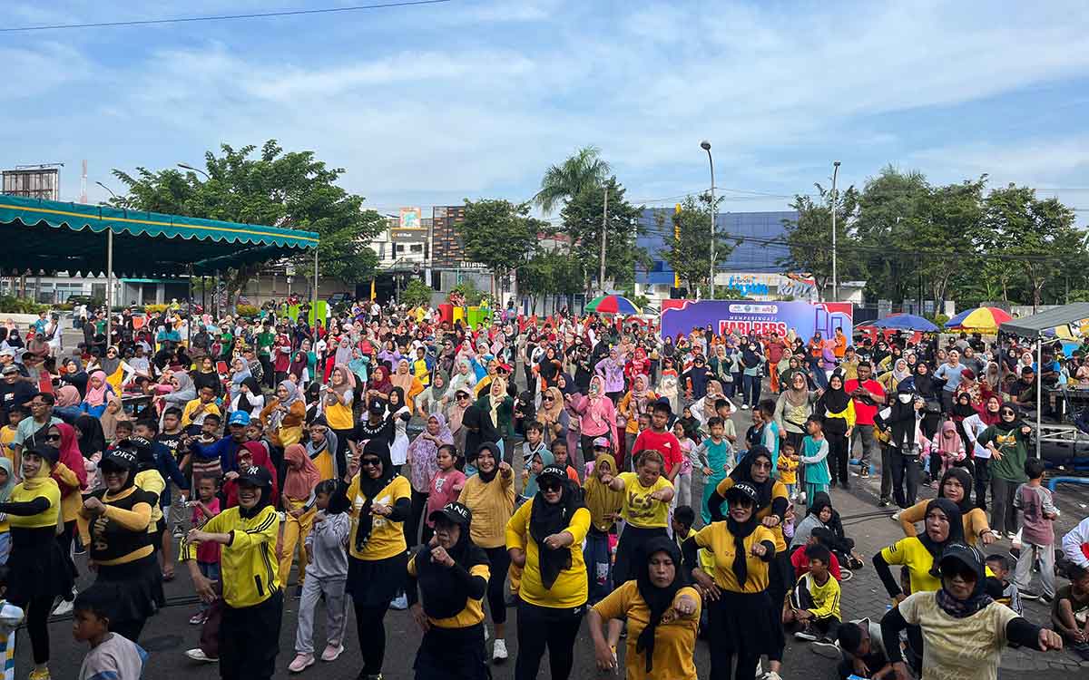 Masyarakat saat ikut menyemarakkan peringatan HPN 2025 di Bangkalan.