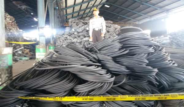 GEREBEK. Petugas Polda Jatim saat menggerebek pabrik baja yang produknya tak sesuai standar SNI. foto : rusmiyanto/shopi/BANGSAONLINE