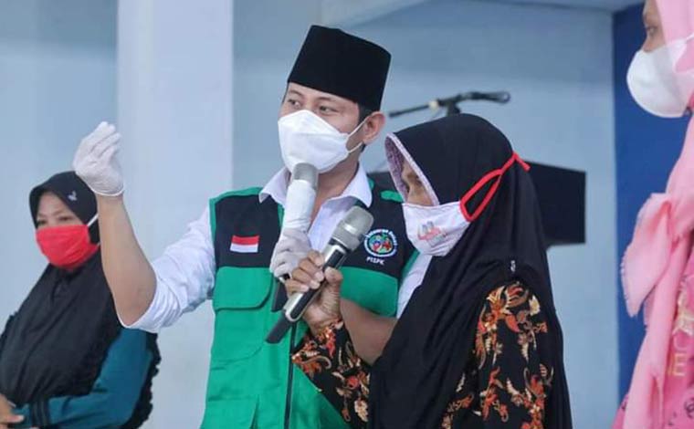 Bupati Trenggalek Moch. Nur Arifin saat menyerahkan secara simbolis dana insentif keluarga sehat pra-sejahtera di Kecamatan Munjungan. foto: HERMAN/ BANGSAONLINE