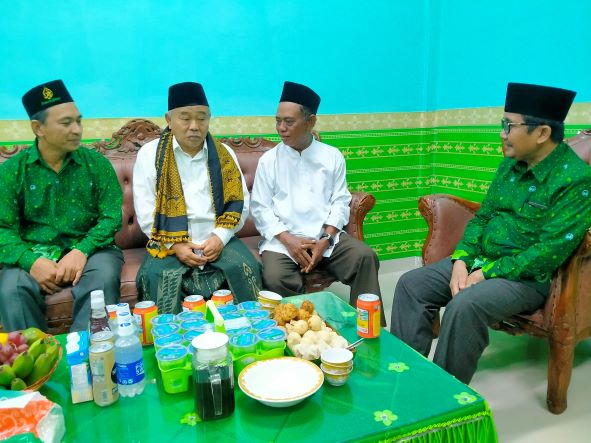 Prof. Dr. KH. Asep Saifuddin Chalim, M.A. (baju putih berkalung sorban), saat berkunjung ke Pondok Pesantren Ar Rahman yang diasuh KH. M. Sukarman Dewhana, Palembang, Sumatera Selatan, Kamis (30/6/2022). Tampak Kiai Sukarman Dewhana (baju putih, nomor dua dari kanan) didampingi Zainuri, ketua PW Pergunu Sumsel dan pengurus pergunu yang lain. Foto: MMA/ BANGSAONLINE.com)