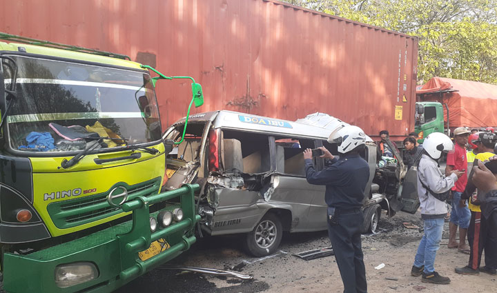 Kondisi truk trailer dan mobil angkot tampak ringsek usai terlibat kecelakaan.