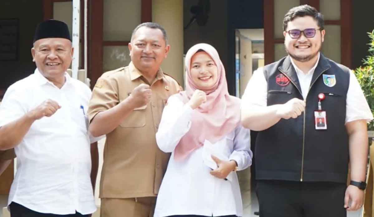 Kepala Disdik Kabupaten Kediri, Mokhamad Muhsin (kiri), bersama Bupati Kediri, Hanindhito Himawan Pramana (kanan). Foto: Ist