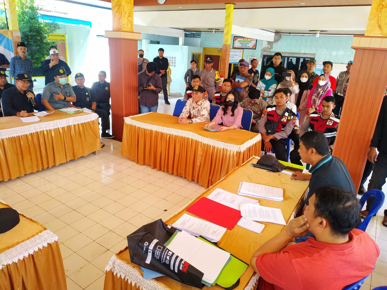 Rapat bersama ahli waris sebelum melakukan eksekusi di Balai Desa Tanen, Kecamatan Rejotangan, Tulungagung.