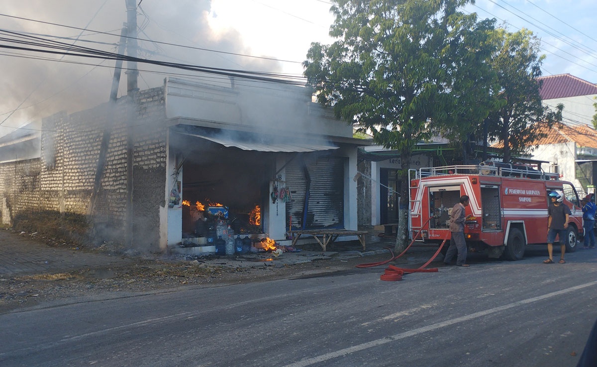Proses pemadaman kebakaran ruko di Sampang. Foto: MUTAMMIM/ BANGSAONLINE
