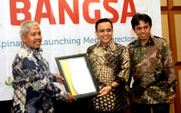 Bupati Anas saat menerima penghargaan sebagai tokoh publik Karya Inspirasional 2016.