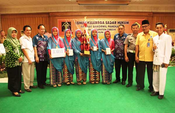 Peserta Kadarkum Gresik yang menyabet juara 1. foto: syuhud/BANGSAONLINE