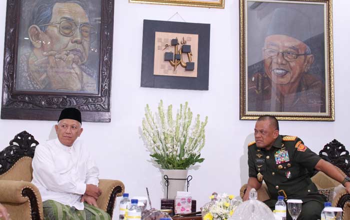 Panglima TNI Jenderal Gatot Nurmantyo disambut oleh Wakil Pengasuh Pesantren Tebuireng KH. Abdul Hakim Mahfudz di ndhalem kesepuhan. foto: istimewa.
