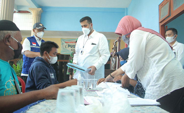 Wali Kota Probolinggo Habib Hadi Zainal Abidin memantau langsung bantuan sosial (bansos) bagi masyarakat yang terdampak PPKM darurat. (foto: ist)