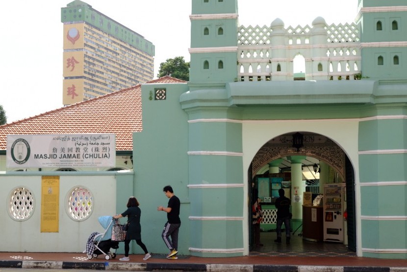 Tampak Masjid Jamae yang juga populer sebagai Masjid Chulia di Jalan South Bridge distrik Chinatown Singapura. Foto: Republika