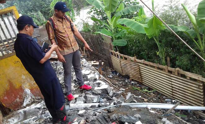 Tim Perum Jasa Tirta (PJT) I Gelar Sidak di Kali Surabaya.